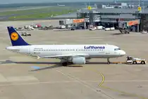 A 320-200 Lufthansa D-AIZK - pushback at DUS - 04.09.2014