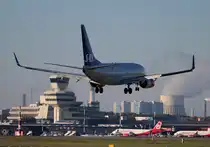 SAS B 737-76N SE-REZ bei der Landung in Berlin-Tegel am 19.10.2014