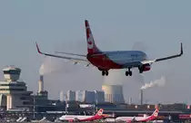 Air Berlin B 737-86J D-ABMC bei der Landung in Berlin-Tegel am 19.10.2014
