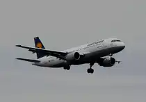 Lufthansa A 320-214 D-AIZK bei der Landung in Berlin-Tegel am 26.10.2014