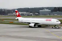 Swiss HB-JHD wird zum Gate gezogen in Zürich 23.1.2015