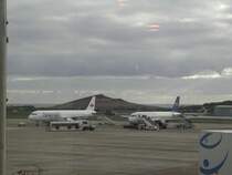 Airbus A 321 und Airbus A 320 auf dem Flughafen von Gran Canaria (Spanien) vom 4.April.2003