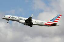 American Airlines N201UU beim Start in Amsterdam 20.5.2015
