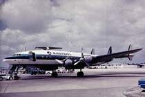 Eine Lockheed Super Constellation der EASTERN Airlines - gesehen in 1968. Leider kann ich den Ort nicht mehr nachvollziehen, es k�nnte Phila oder Boston gewesen sein? Das Dia ist schon zimelich ramponiert, daher die Flusen und Streifen. Trotzdem: ein gutes Bild.