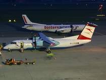 Diese Dash 8 - Q314 der Austrian arrows wird gerade f�r den Linienflug nach Wien vorbereitet. Im Hintergrund sieht man eine Saab 2000 der Eastern Airways, die am n�chsten Tag nach Newcastle fliegen wird.