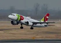 TAP A 319-111 CS-TTH beim Start in Dsseldorf am 10.03.2015