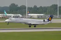D-ACKA Lufthansa CityLine Canadair CL-600-2D24 Regional Jet CRJ-900LR  kurz vor dem aufsetzen in München  14.05.2015