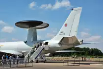 Boeing E-3A Sentry (B 707-300), LX-N90453, Heck mit Radargerät und riesigem Besichtigungsandrang mit garantierter Wartezeit von über 30 Minuten,  Tag der Bundeswehr  am Fliegerhorst Nörvenich - 13.06.2015