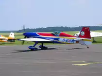 Extra 330 SC, D-EXHH,der neue Deutsche Meister im Motorkunstflug Hein Sauels auf dem Weg zur Parkposition in Gera (EDAJ), 4.7.2015