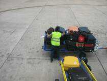 Ein Bild von einem Gep�ckwagen und einem Lotse beim Beladen