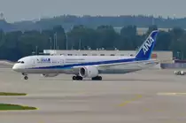 JA871A All Nippon Airways Boeing 787-9 Dreamliner  zum Gate in München am 11.09.2015