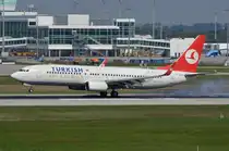 TC-JHA Turkish Airlines Boeing 737-8F2(WL)   bei der Landung in München am 11.09.2015