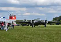 Flugplatz Breitscheid mit Tower, im Vordergrund eine Beech D18S, PH-KHV, dahinter verdeckt eine Mi 24 - 29.08.2015