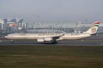 A6-EHE Etihad Airways Airbus A340-642   am 11.12.2015 in München beim Start