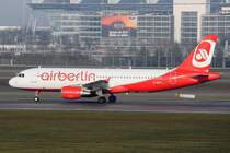 D-ABZF Air Berlin Airbus A320-216  am 11.12.2015 beim Start in München