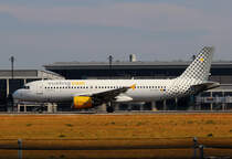 Vueling A 320-214 EC-KDG beim Start in Berlin-Schnefeld(BER) am 06.06.2015(UEFA CL-Finale)