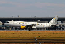 Vueling A 320-214 EC-JZI bei der Landung in Berlin-Schnefeld(BER) am 06.06.2015 (Uefa CL-Finale 2015)