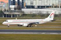 CN-RGO Royal Air Maroc Embraer ERJ-190AR (ERJ-190-100 IGW)  wartet auf die Startfreigabe am 11.12.2015 in München