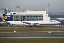 D-AIHK Lufthansa Airbus A340-642   Mainz   unterwegs zum Gate am 11.12.2015
