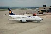 Lufthansa, D-ABEK, Boeing 737-300. Die auf den Namen -Wuppertal- getaufte Maschine f�llt durch ihre  Fussballnase  ein wenig auf. Es war eine kleine Werbung f�r die Fussball-WM in Deutschland 2006. 6.9.2006
