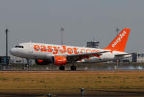 Easyjet A 319-111 G-EZGH bei der Landung in Berlin-Schnefeld(BER) am 06.06.2015