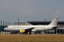 Vueling A 320-214 EC-KDH beim Start in Berlin-Schnefeld(BER) am 06.06.2015 (Uefa CL-Finale 2015)