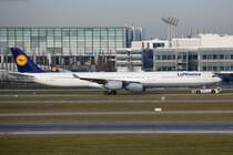D-AIHT Lufthansa Airbus A340-642  unterwegs zum Gate in München am 11.12.2015