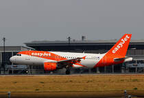 Easyjet A 319-111 G-EZFD bei der Landung in Berlin-Schnefeld(BER) am 06.06.2015