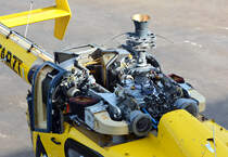 EC 135 P-2 des ADAC, D-HXAB, ohne Triebwerkverkleidung. Gut zu erkennen die 2 Turbinen und das Hauptgetriebe mit Rotormast, Bonn-Hangelar 12.10.2015