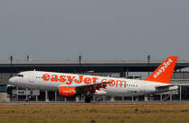 Easyjet A 320-214 G-EZWF bei der Landung in Berlin-Schnefeld(BER) am 06.06.2015