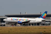 Small Planet Airlines B 737-31S LY-SPE bei der Landung in Berlin-Schnefeld(BER) am 06.06.2015(Uefa CL-Finale 2015)