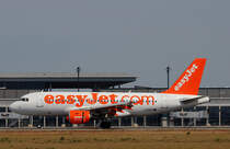 Easyjet A 319-111 G-EZAT nach der Landung in Berlin-Schnefeld(BER) am 06.06.2015