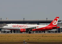 Air Berlin A 320-214 D-ABNH nach der Landung in Berlin-Schnefeld(BER) am 06.06.2015 (Uefa CL-Finale 2015)