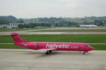Helvetic Airways, HB-JVF, Fokker 100. Die magentafarbenen Maschinen der Helvetic sind auch in der Luft sehr gut zu erkennen. Nun bekommen die Maschinen 2007 eine neue Bemalung, weiss mit rotem Heck und dem Schweizer Kreuz drauf. Diese Bemalung ist vielleicht seri�ser und weniger provokativ. 6.9.2006
