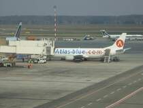 Eine Boeing 737-800 der Atlas Blue steht am Gate in Mailand-Malpensa. Aufgenommen am 29.03.07
