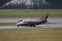 Mitsubishi Mu-2 D-IKKY verl�sst die Runway des Flughafens Hamburg Fuhlsb�ttel.Aufgenommen am 01.04.09