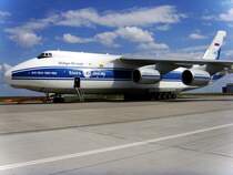 Eine AN124 der Volga-Dnepr-Airlines im Sommer 2007 auf dem Flughafen Leipzig-Halle.