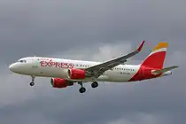 Iberia Express, EC-LVQ, Airbus A320-216 SL, 01.Juli 2016, LHR London Heathrow, United Kingdom.