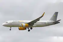 Vueling Airlines, EC-MDZ, Airbus A320-232 SL, 01.Juli 2016, LHR London Heathrow, United Kingdom.