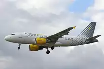 Vueling Airlines, EC-MIQ, Airbus A319-111, 01.Juli 2016, LHR London Heathrow, United Kingdom.