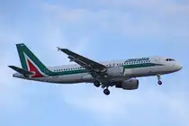 Alitalia, EI-DSG, Airbus A230-216, 01.Juli 2016, LHR London Heathrow, United Kingdom.