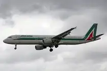 Alitalia, EI-IXV, Airbus A321-211, 01.Juli 2016, LHR London Heathrow, United Kingdom.