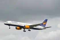 Ankunft aus Reykjavik in Hamburg Fuhlsbüttel Iceland Air Boeing 757-200 TF-ISR Taufname Ketildyngja (Ein Schildvulkan(939 m)im Vulkansystem Fremri-Námur auf Island) aufgenommen am 14.07.16