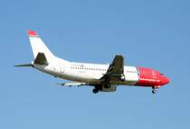 Norwegian Air Shuttle B 737-3S3 LN-KKY bei der Landung auf dem Flughafen Berlin-Sch�nefeld am 03.04.2009