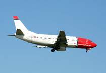 Norwegian Air Shuttle B 737-33A LN-KKS bei der Landung auf dem Flughafen Berlin-Sch�nefeld am 03.04.2009