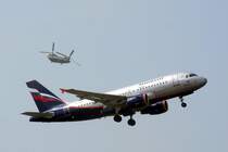 Aeroflot A 319-111 VP-BWA beim Start auf dem Flughafen Berlin-Sch�nefeld w�hrend der ILA am 30.05.2008. Im Hintergrund United Kingdom Air-Force Boeing CH-47 Chinook ZA705.