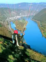 Startplatz Lasserger Küppchen: Hoch über der Mosel hebt die Gleitschirmfliegerin unmittelbar vor dem Steilhang ab, um von der an dem warmen Frühlingsabend herrschenden hervorragenden Thermik sicher über die Mosel getragen zu werden (9. März 2014).