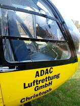 Eurocopter EC 135 Christoph Europa 1. In den Scheiben des cockpit spiegelt sich das Aachener Klinikum.