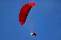 Motorgleitschirmflieger mit Gleitschirm 'Silex' von Fresh Breeze am Himmel über dem Rhein-Sieg-Kreis. Aufnahmedatum: 22.06.2016