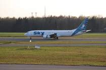 Boeing 737 TC-SKH der Sky Airlines bei der Landung in Hamburg Fuhlsb�ttel am 10.04.09